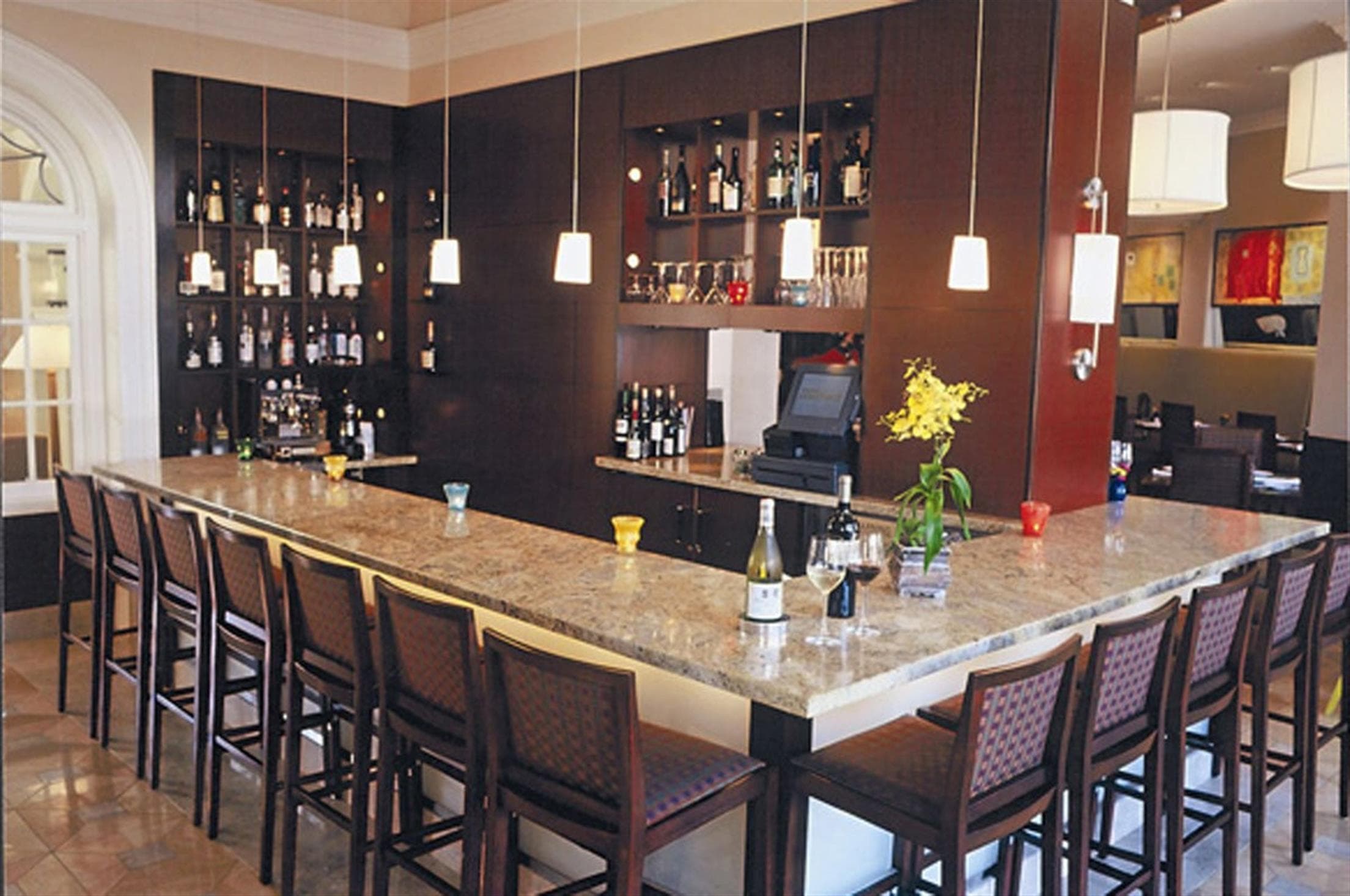 NINE-TEN Restaurant & Bar