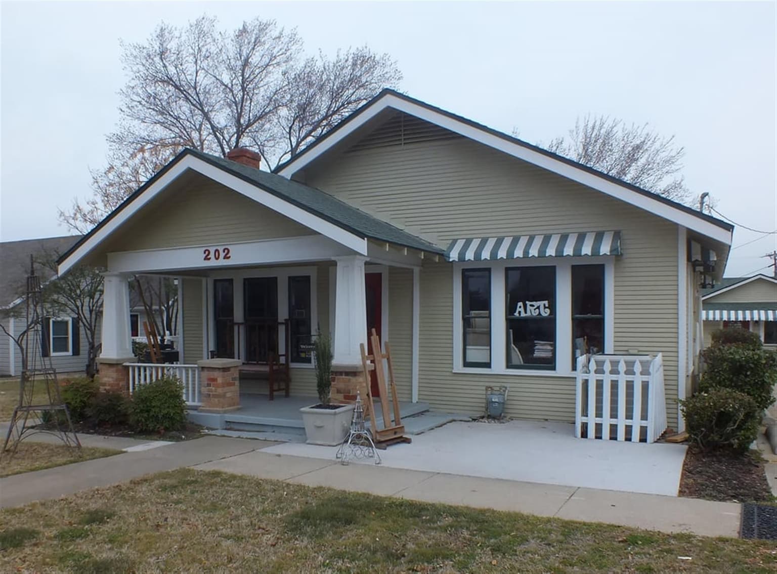 A Touch of Paris Art Gallery